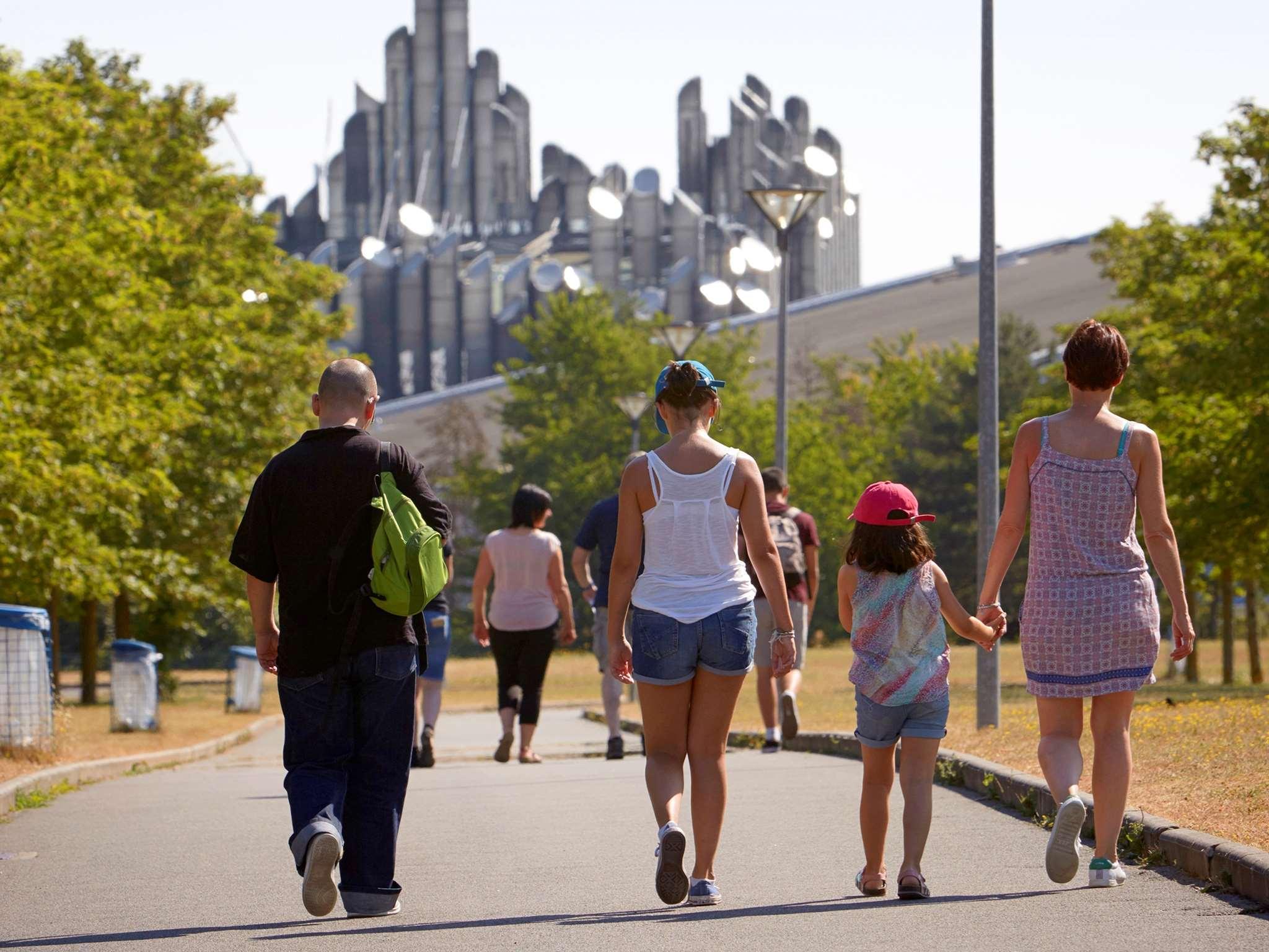 Отель Campanile Poitiers - Site Du Futuroscope Чассенеуил-Ду-Поитоу Экстерьер фото